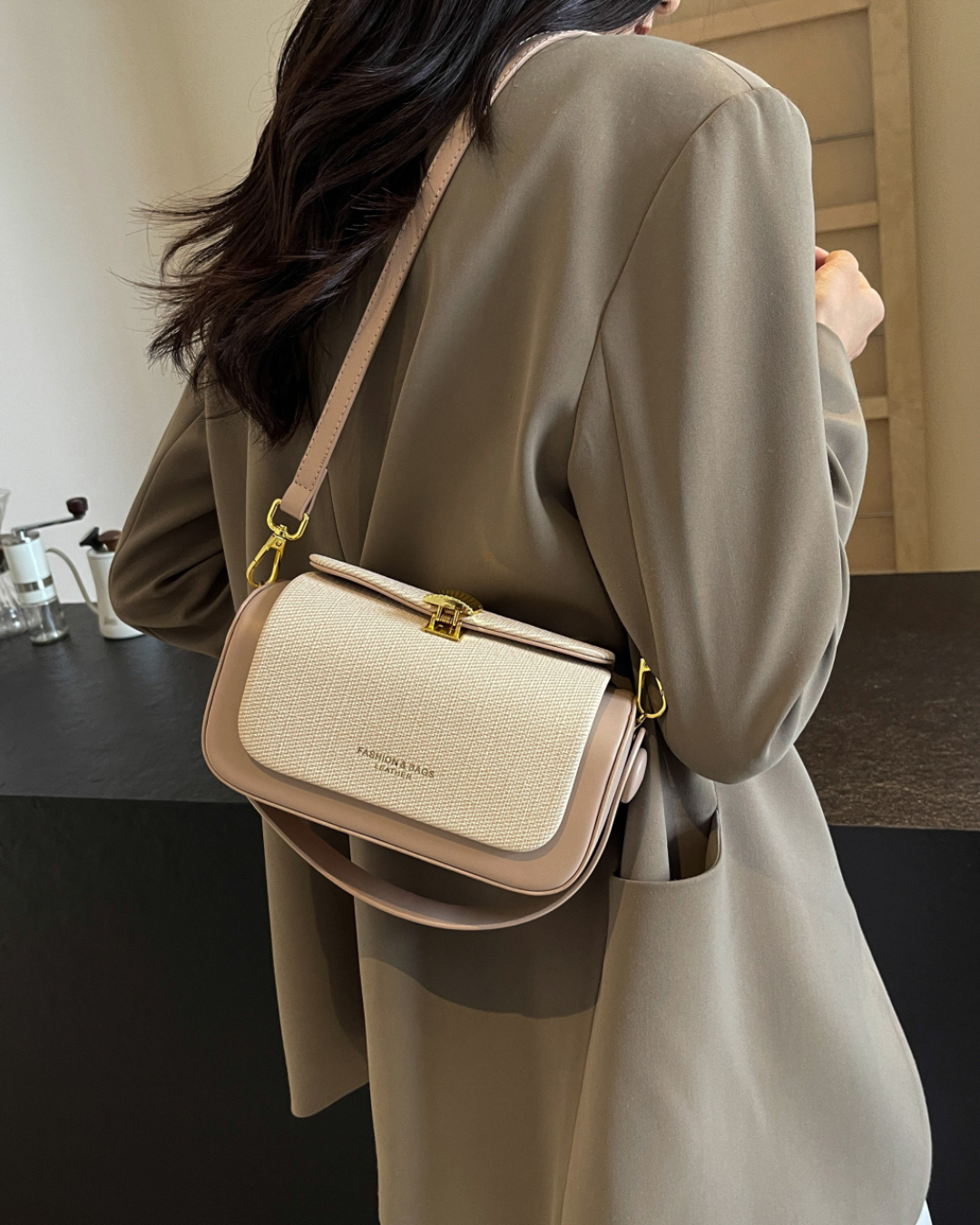 Valersia Retro II shoulder bag with coloured fabric flap | Elegant and functional design