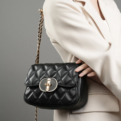 Valersia Chic Allure Crossbody | Quilted shoulder bag with chain and oval clasp