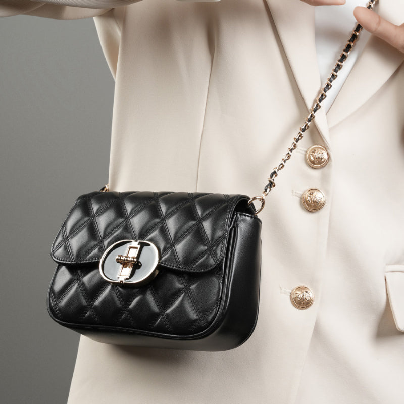 Valersia Chic Allure Crossbody | Quilted shoulder bag with chain and oval clasp