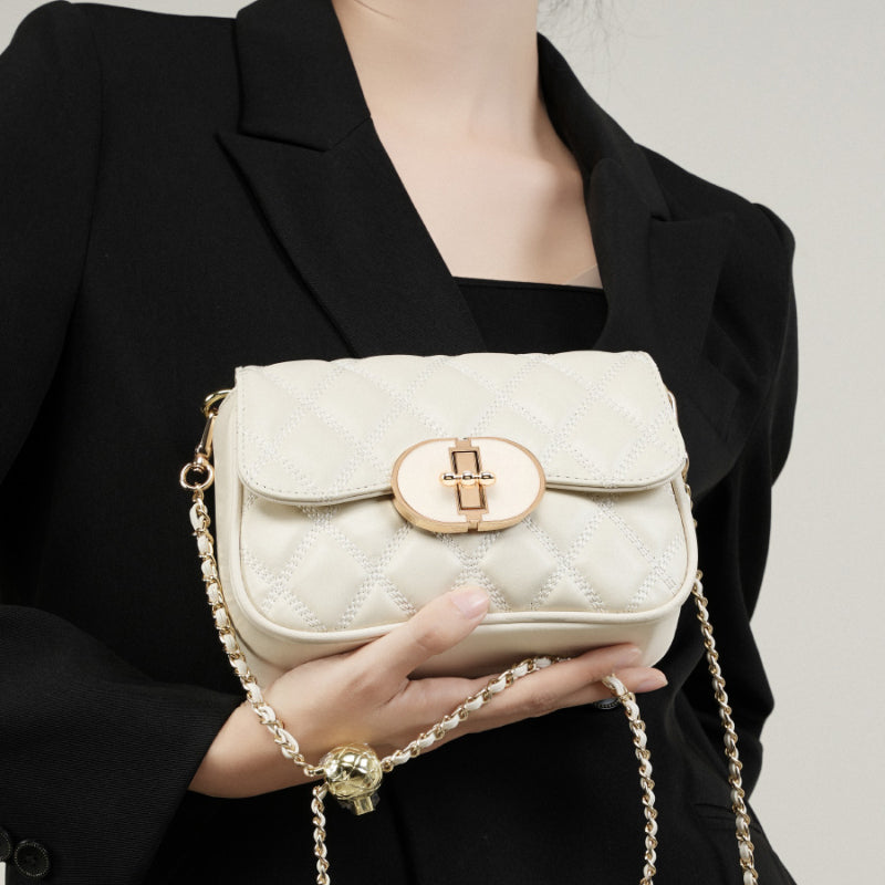 Valersia Chic Allure Crossbody | Quilted shoulder bag with chain and oval clasp