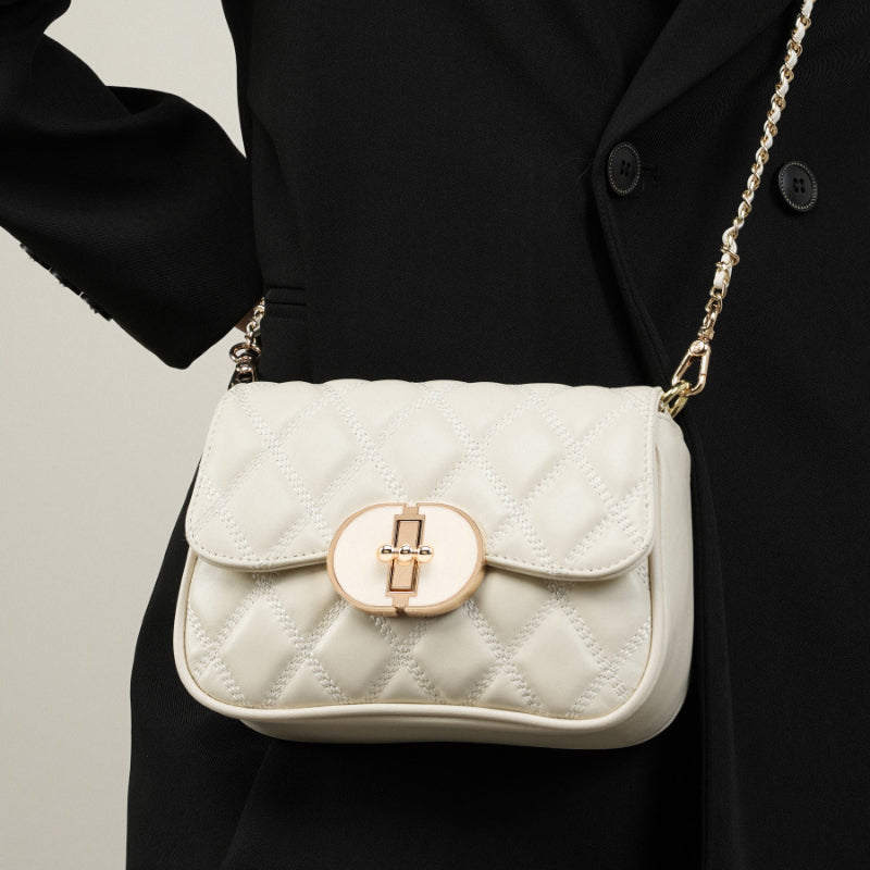 Valersia Chic Allure Crossbody | Quilted shoulder bag with chain and oval clasp