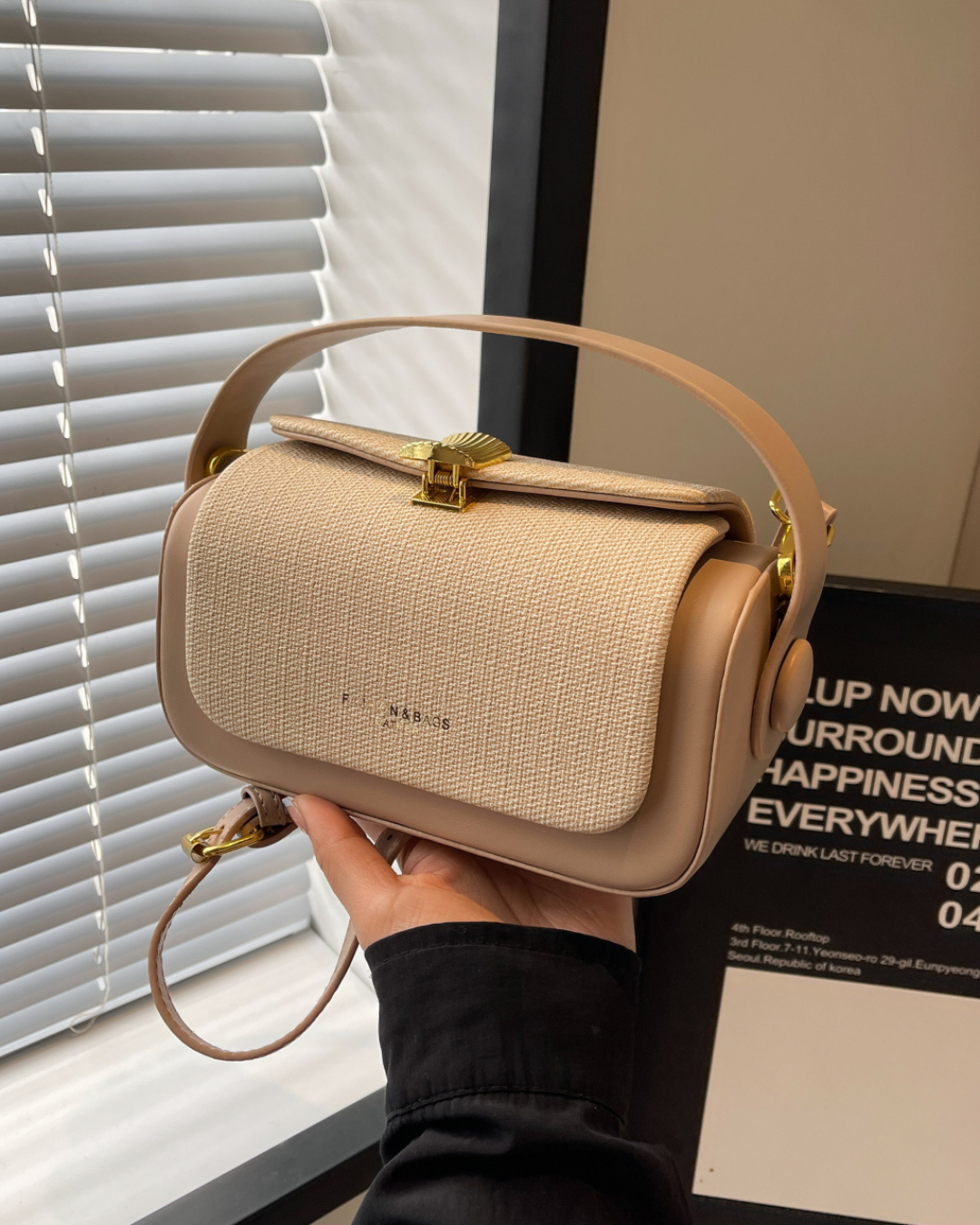 Valersia Retro II shoulder bag with coloured fabric flap | Elegant and functional design