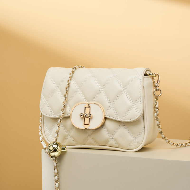 Valersia Chic Allure Crossbody | Quilted shoulder bag with chain and oval clasp