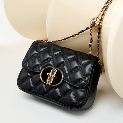 Valersia Chic Allure Crossbody | Quilted shoulder bag with chain and oval clasp